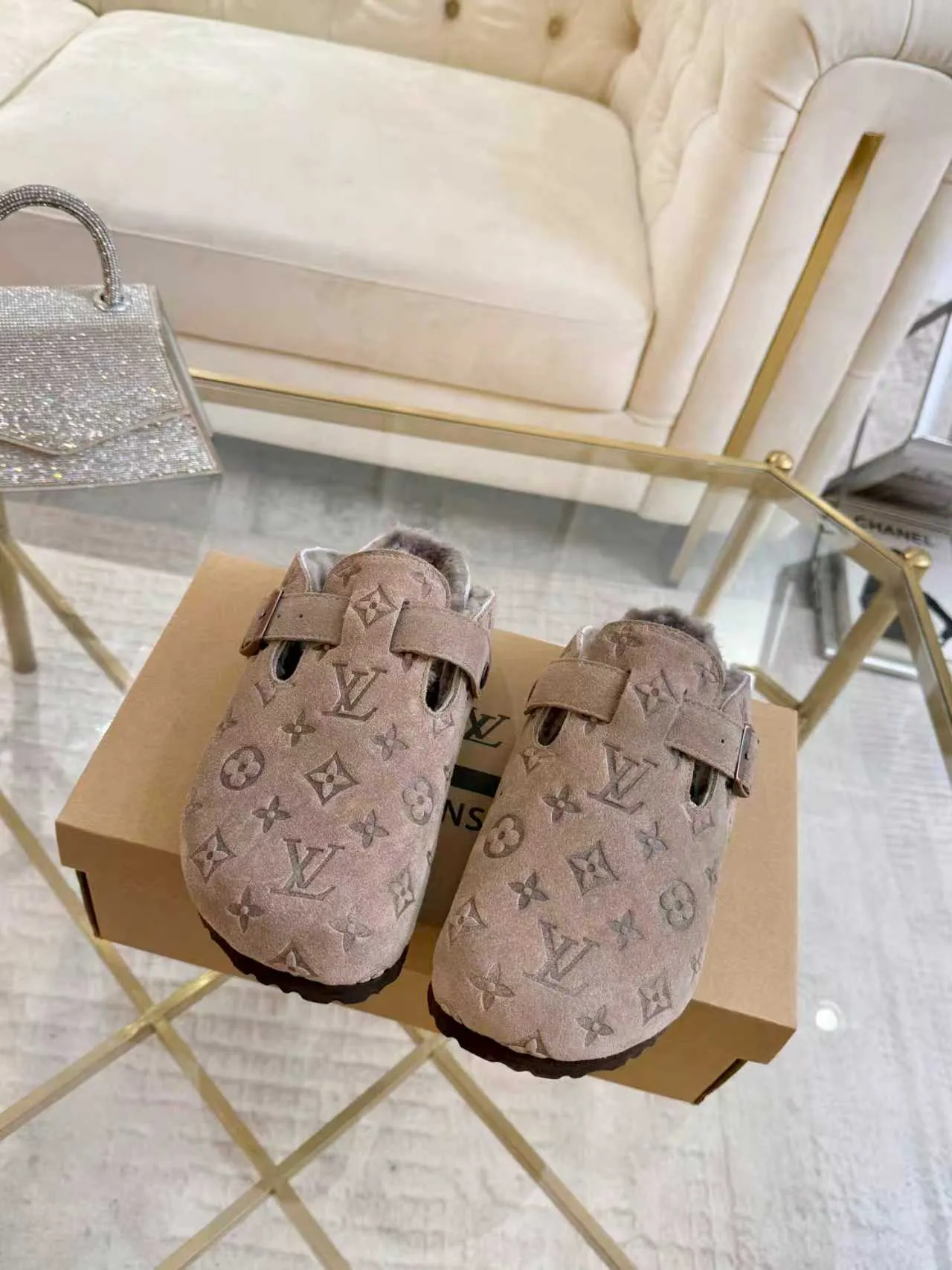 p600🐮🐮 LV wool slippers for couples｜Even the toes exude a sense of luxury ✨ For this pair of LV classic Birkenstock slippers, we have achieved the ultimate restoration of the "higher version", with the mark of luxury in every detail. 👫 ▫️ Original jacquard with delicate cowhide leather, retro texture is at your fingertips; ▫️ 100% pure wool lining, wearing barefoot is like stepping on clouds, skin-friendly, breathable and not sweaty; ▫️ Three-dimensional toe cap + non-slip rubber sole, safe and secure when walking in the wind. The belt buckle and presbyopia elements are embellished, revealing the aura of a big-name brand in a low-key manner. Whether it is on a date or out on the street, every step is like walking in the middle of a show. Pair it with jeans for a lazy and casual look; with a coat and skirt, it will look elegant. With one pair of shoes, you can easily switch between multiple styles, and you never have to be deliberate about the sense of luxury. #LVcouples #high-endwear #lightluxurylife #quality recommendation Fabric: classic presbyopia/imported sheepskin/classic jacquard fabric Lining: imported wool lining Sole: original rubber sole Size: Female 35-41 Male 38-46
